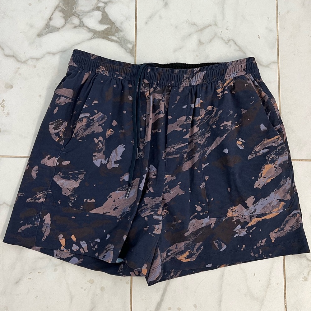 Like new Mens lululemon short 5 inch inseam